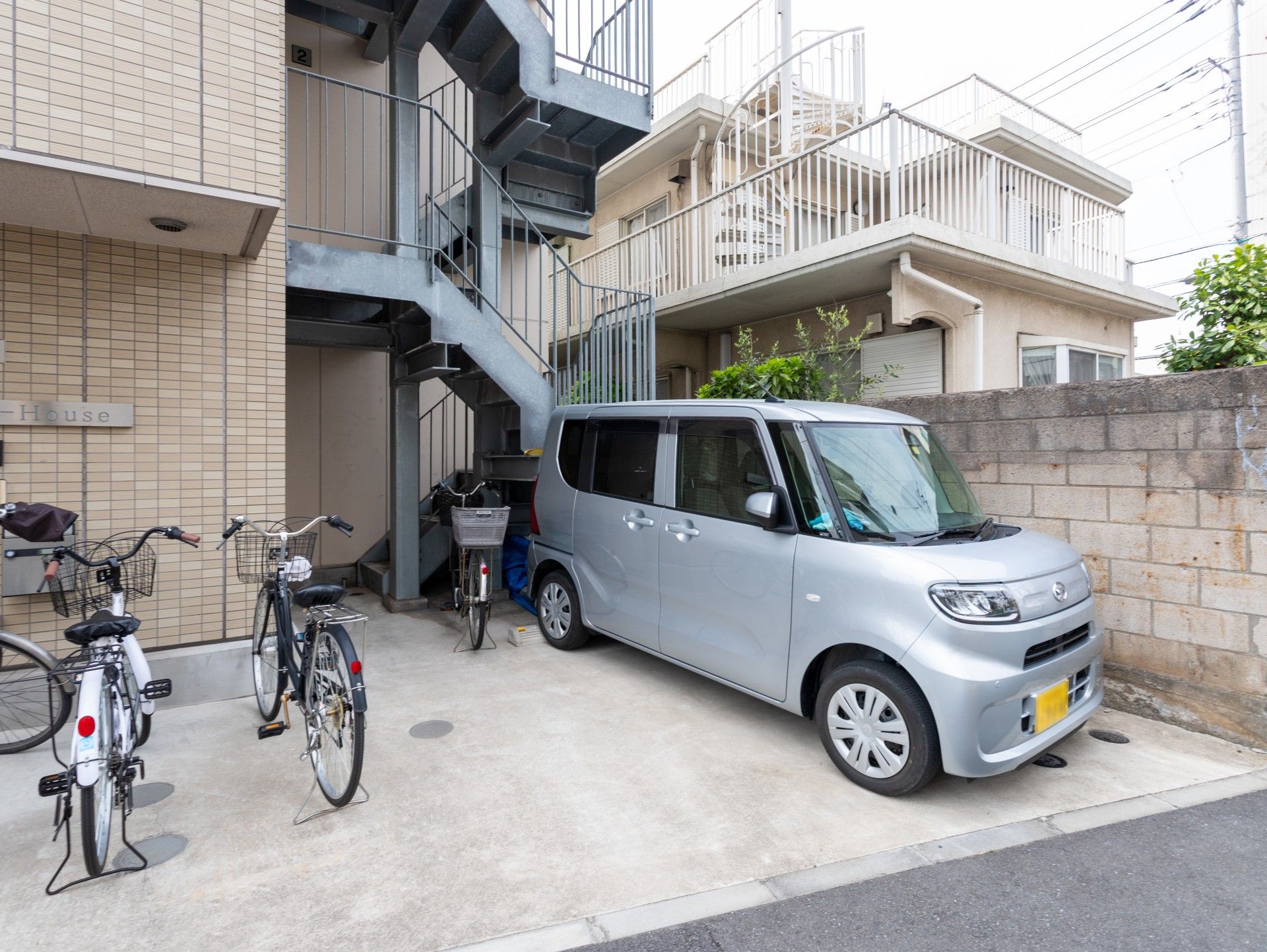 駐輪場と駐車スペース
