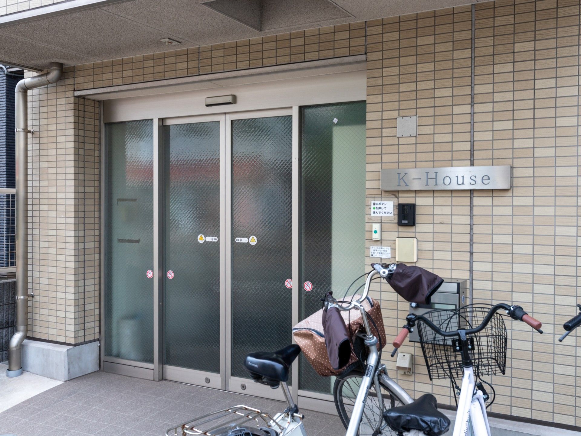 自転車が置かれた玄関