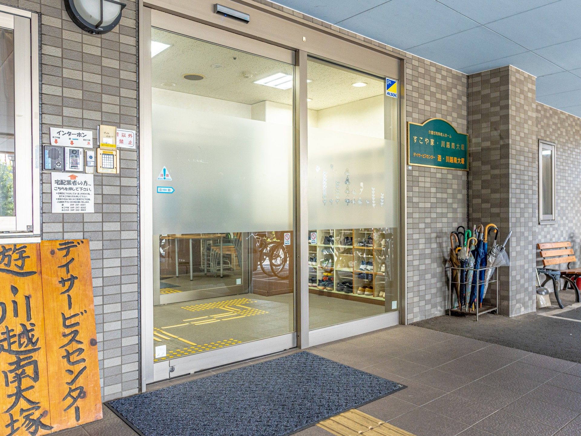 フラットな造りの玄関エントランス