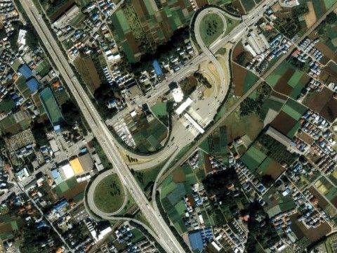最寄りインターからすぐの好立地で、車椅子をご利用の方や足腰に不安のある入居者様の車での送迎や、来訪者様がお越しになる際に大変便利である。
