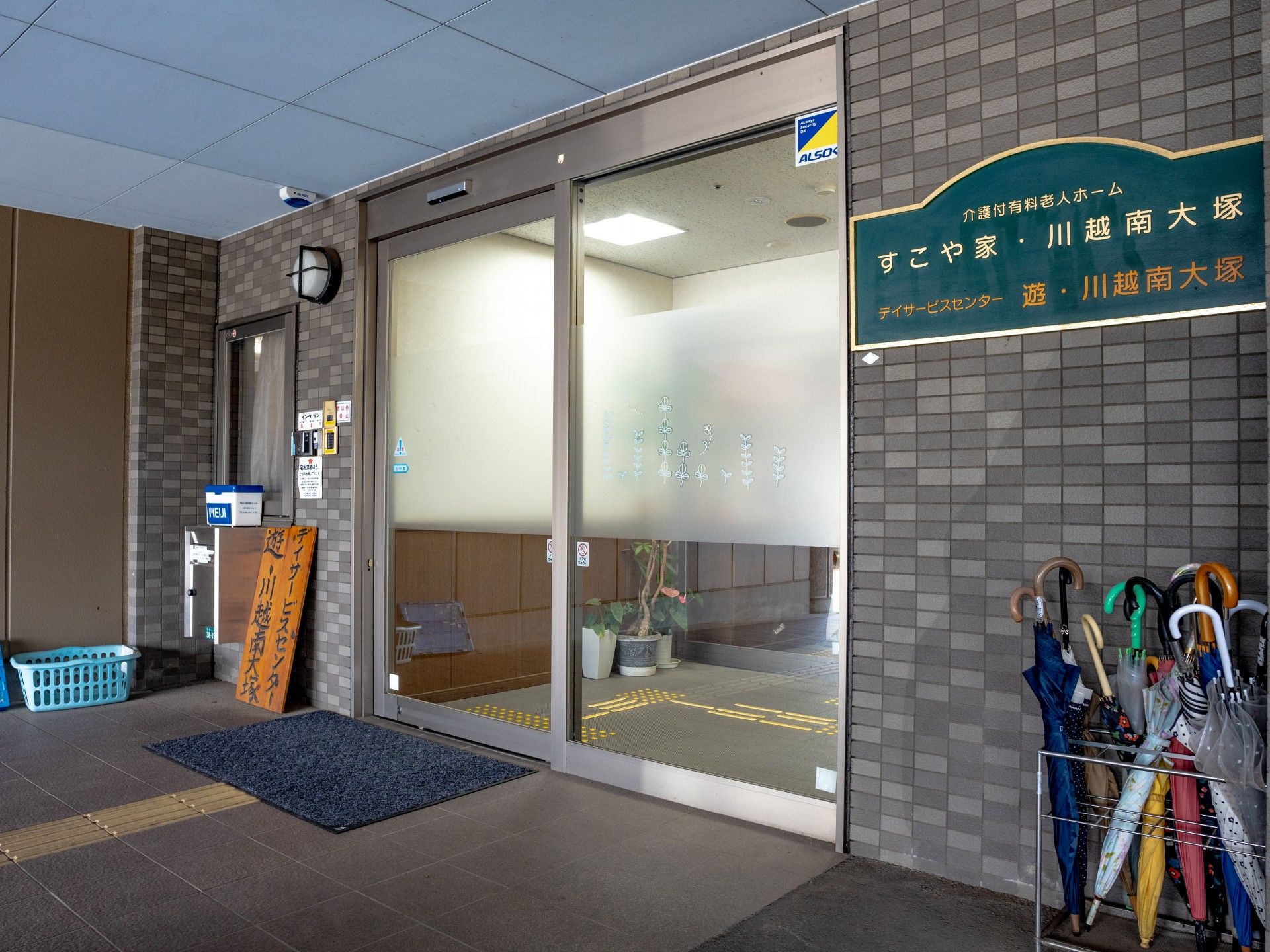 フラットな造りの玄関エントランス