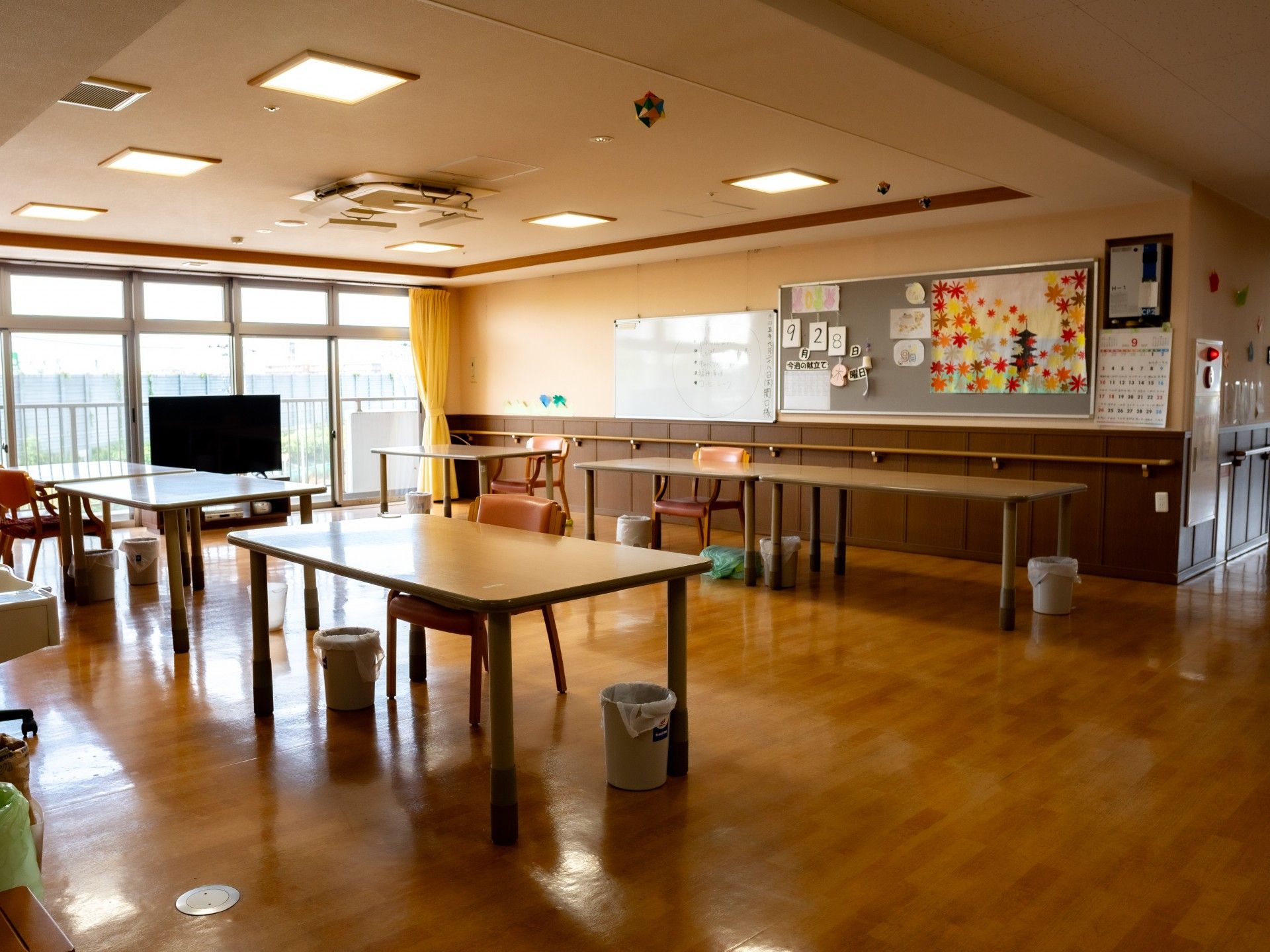 手洗い場が設けられていて、テレビもある広々とした食堂