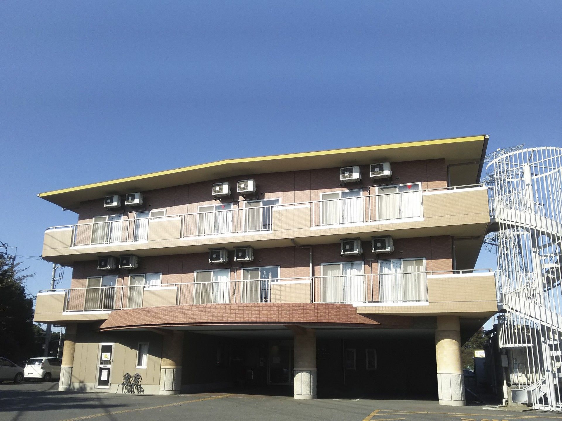 ペンション風の三角屋根が乗った３階建ての施設である。建物の１階部分は駐車スペースになっており、２階より上が居住フロアである。