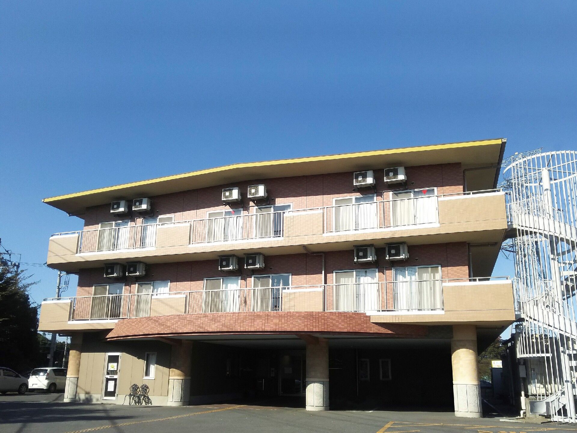 建物の外部には螺旋階段があり、火災や地震など発生時には非常階段として利用される。安全面も対策が施されている。
