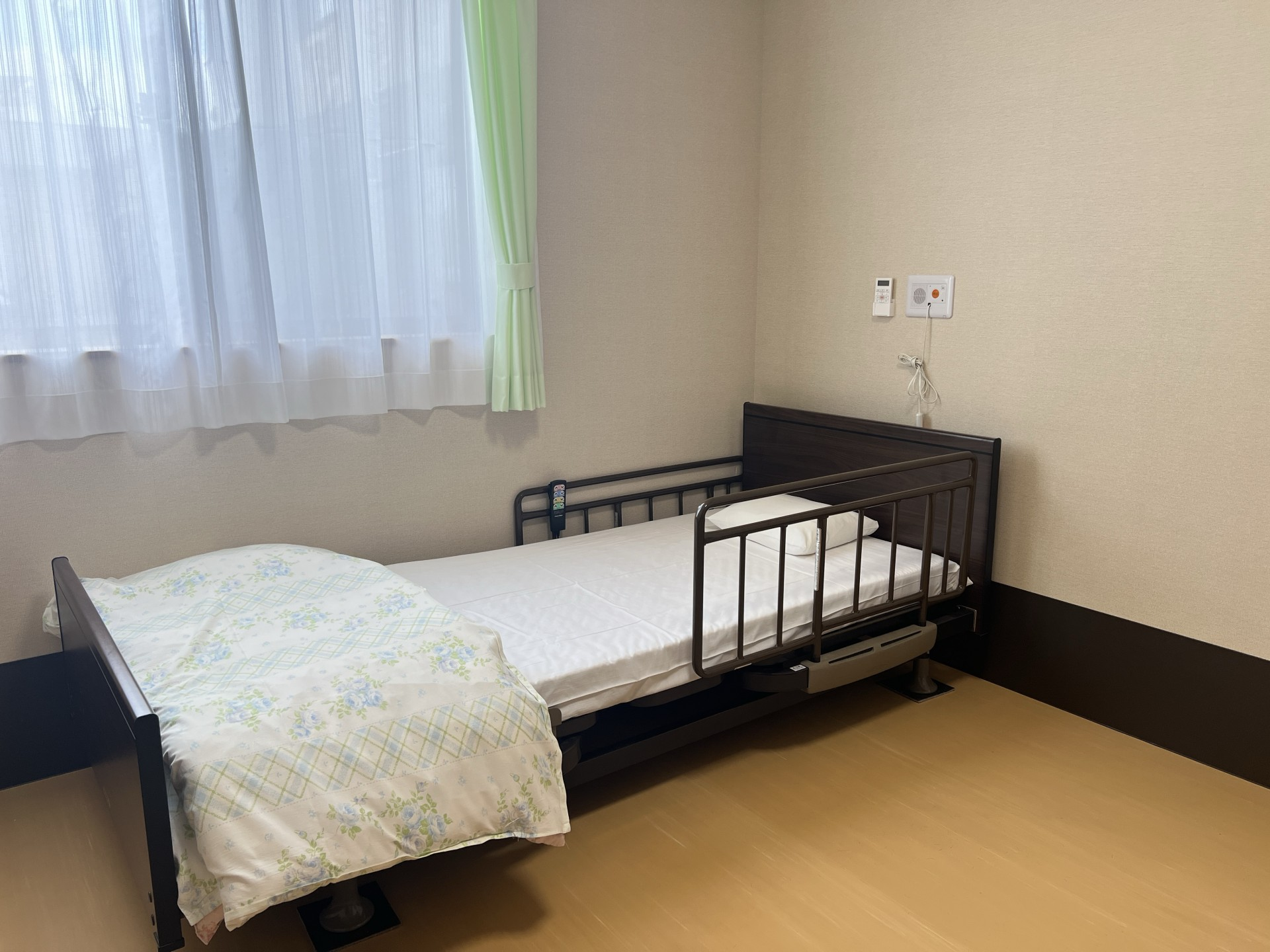 居心地の良い個室のベッド