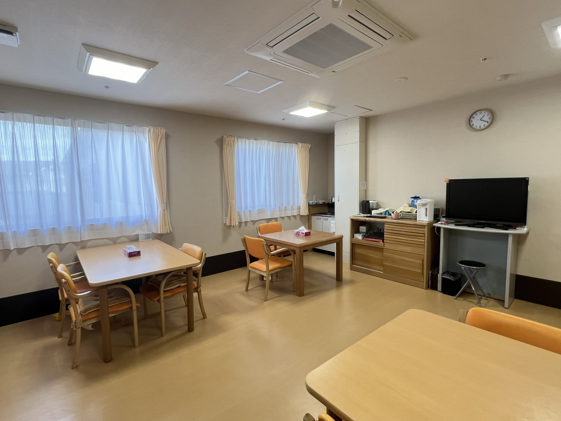 木目調の清潔なエレベーター