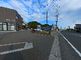 ゆったりとした外観の施設前景