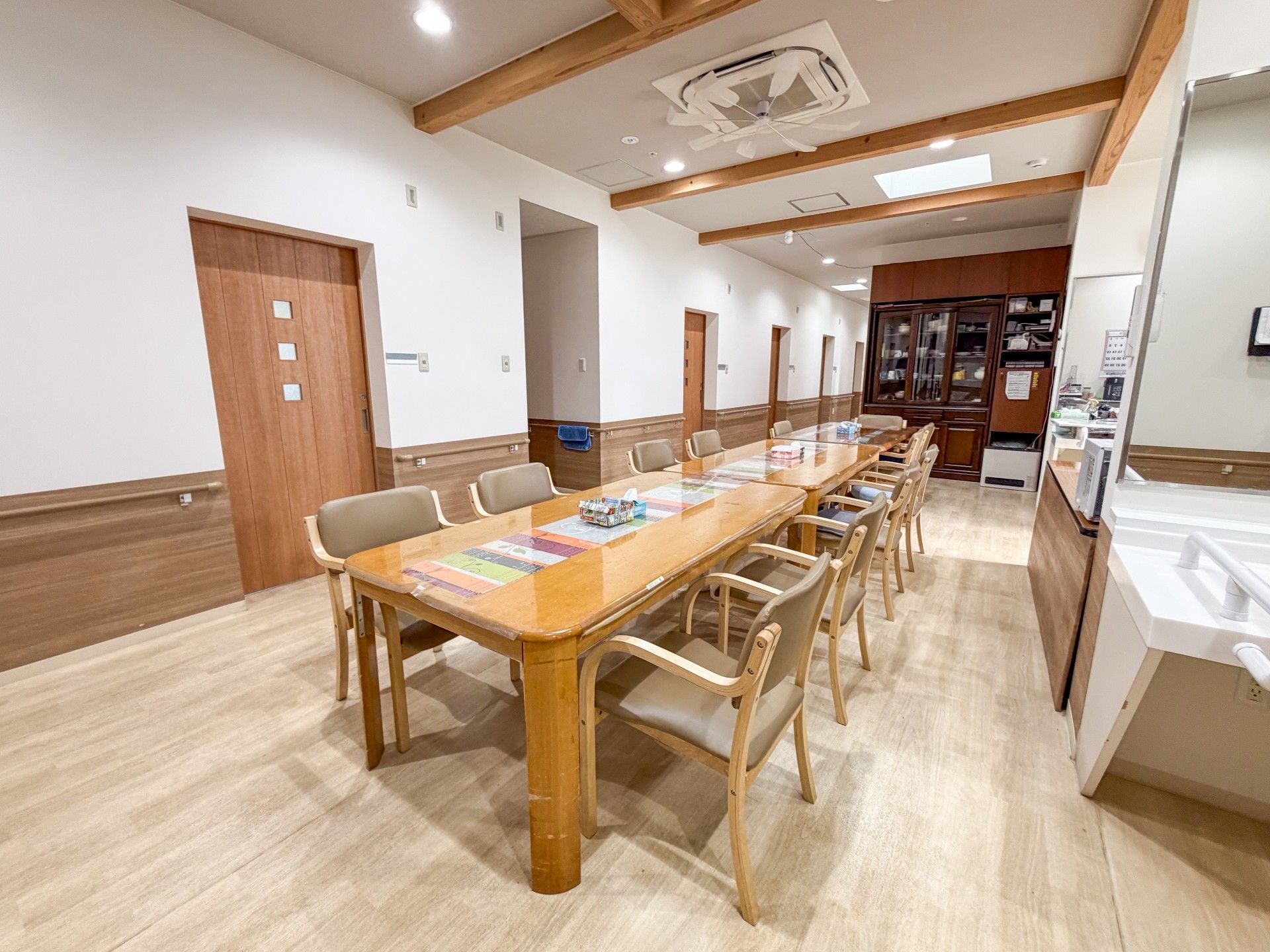 長いテーブルのある部屋