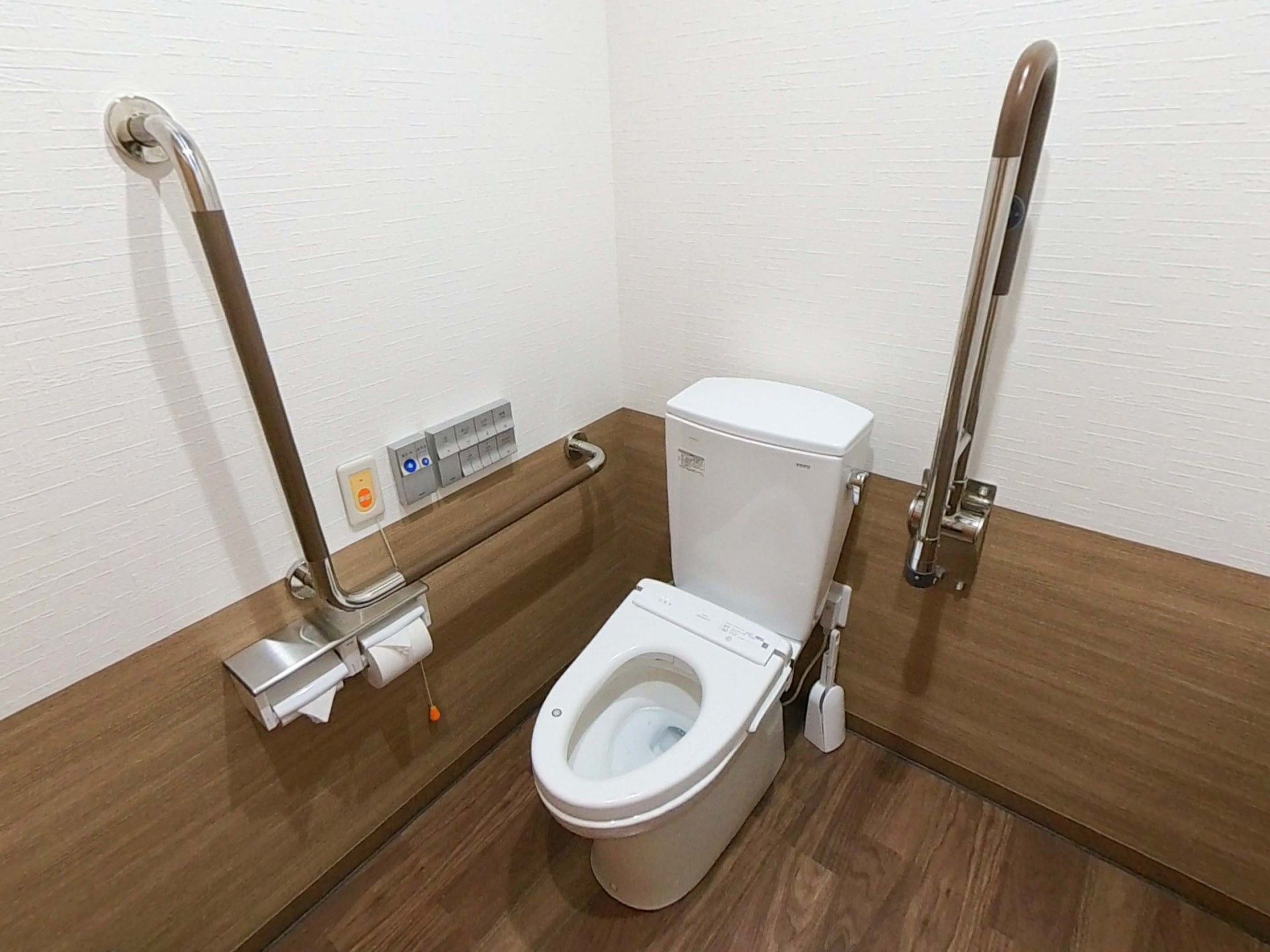 手すり付きのトイレ