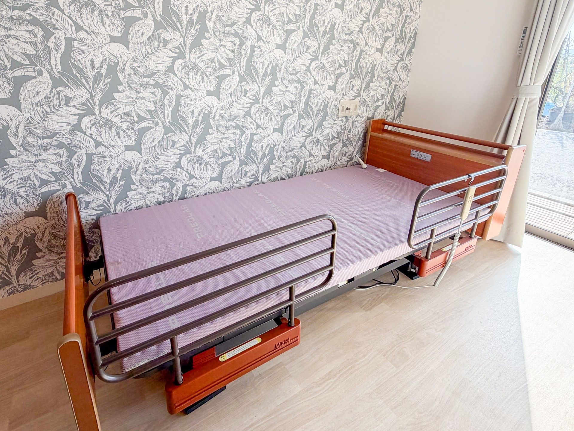 落ち着いた雰囲気のベッド