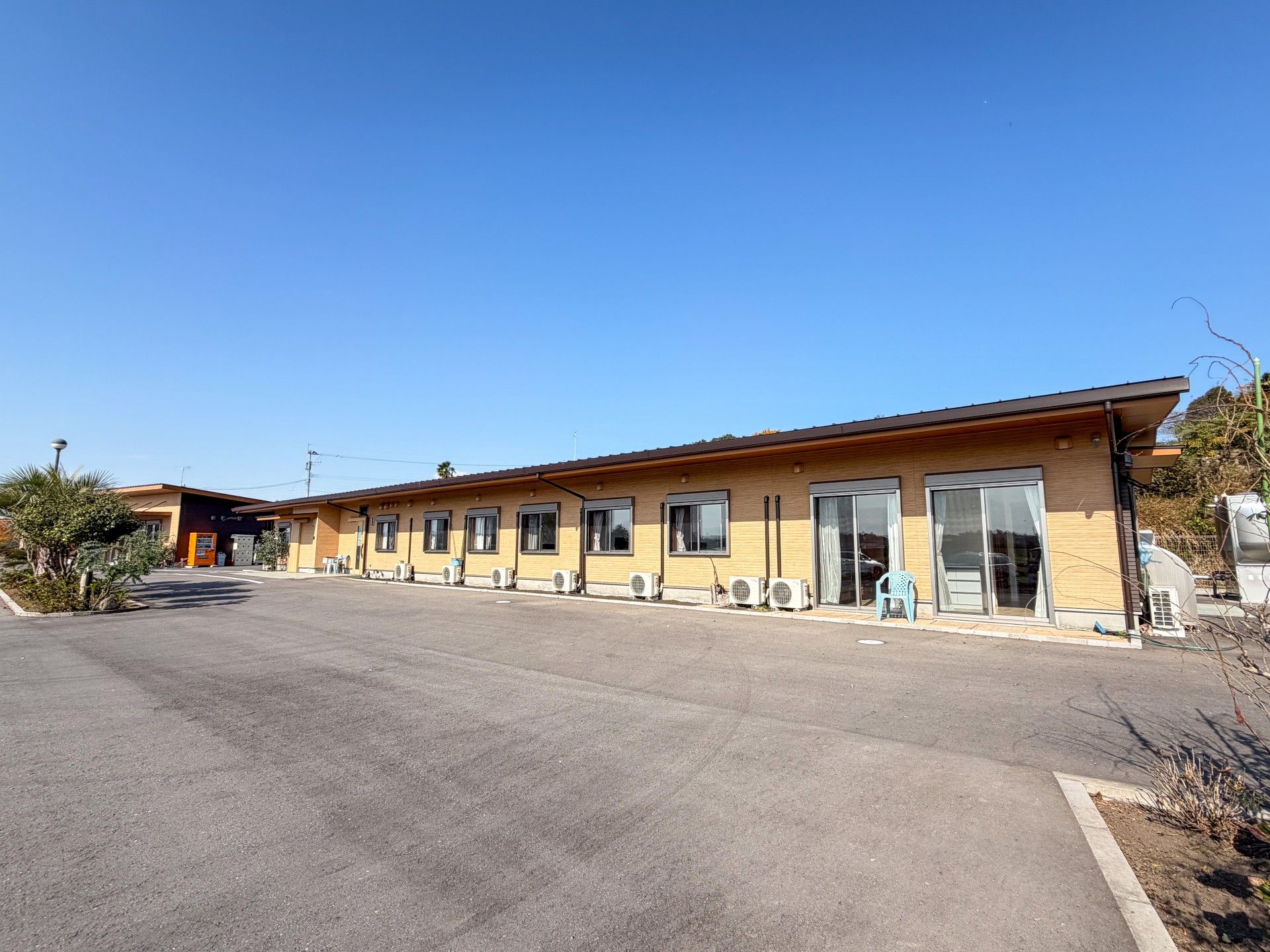 広い敷地の建物外観