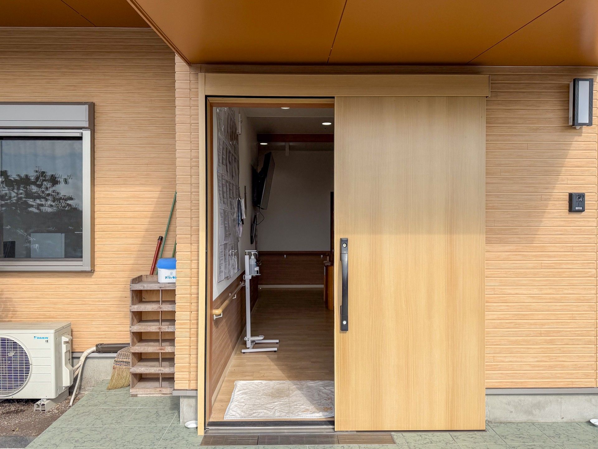 木製の引き戸の入口