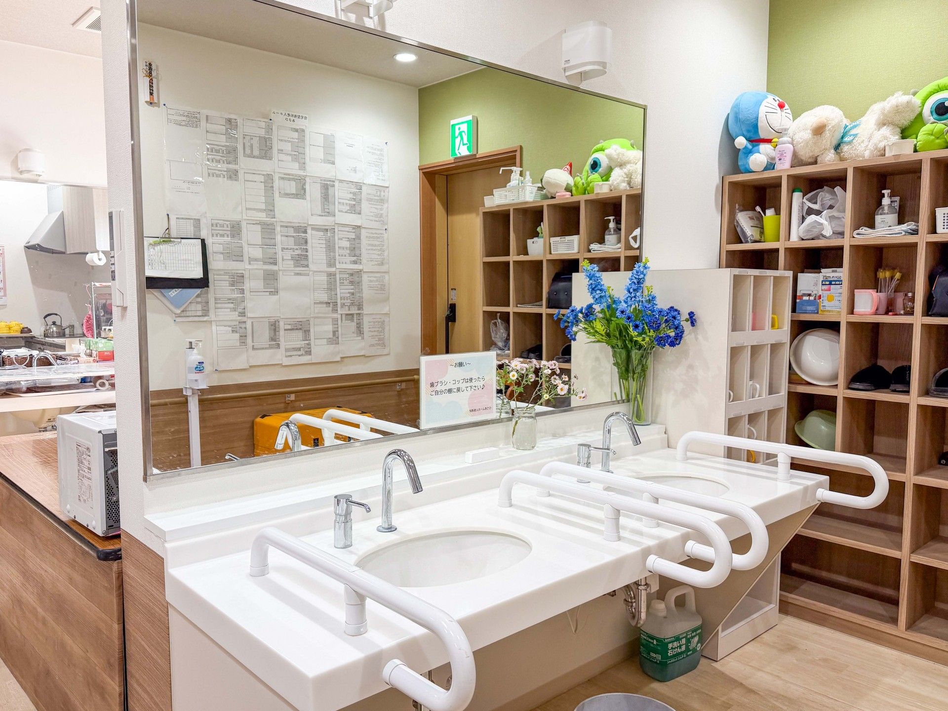 手洗い場と収納棚