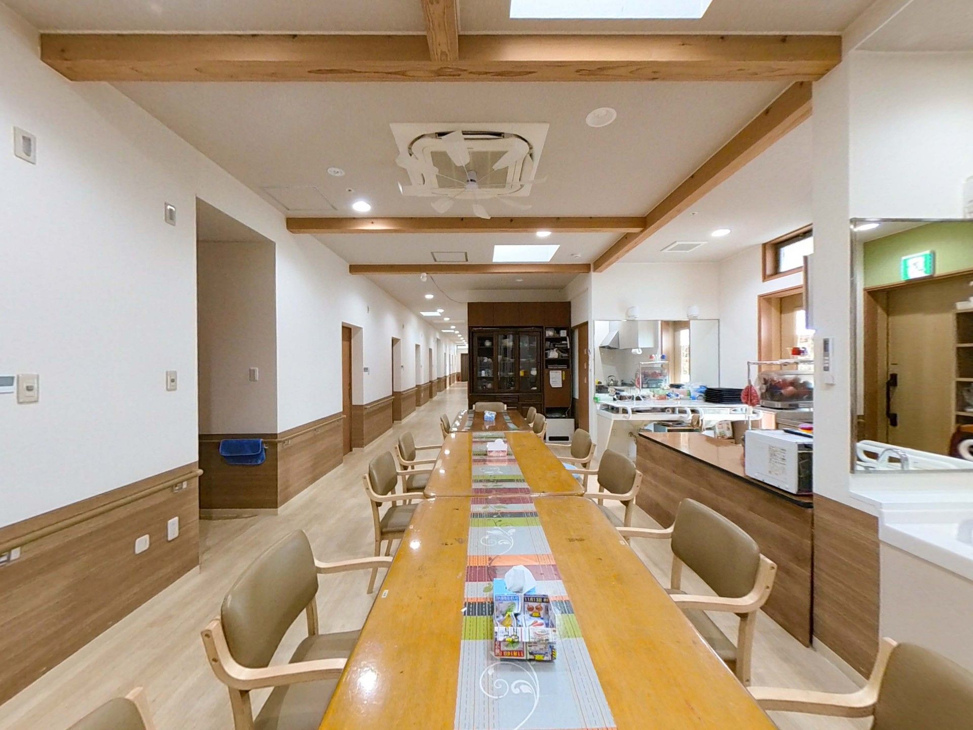 長いテーブルのある部屋