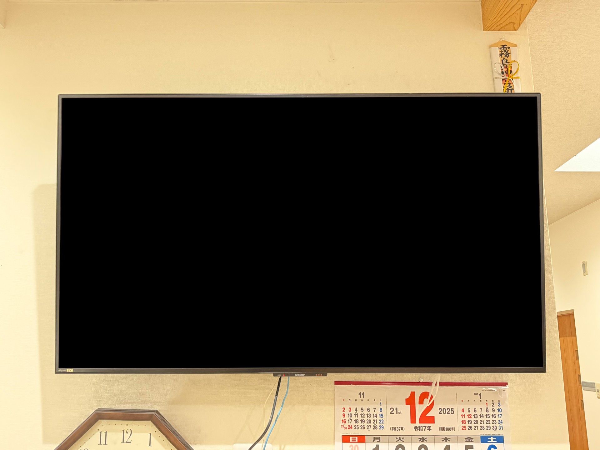 壁掛けテレビとカレンダー
