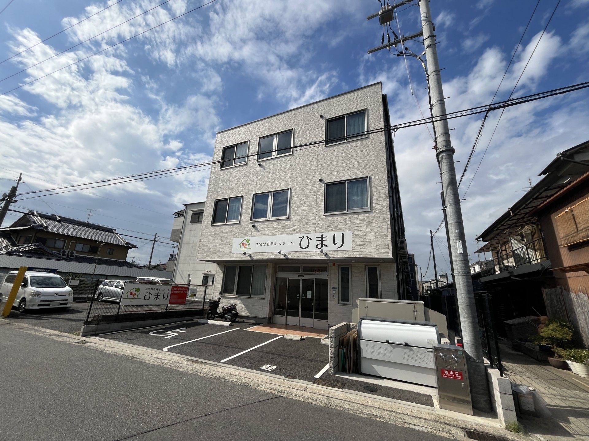 明るい外観の建物正面