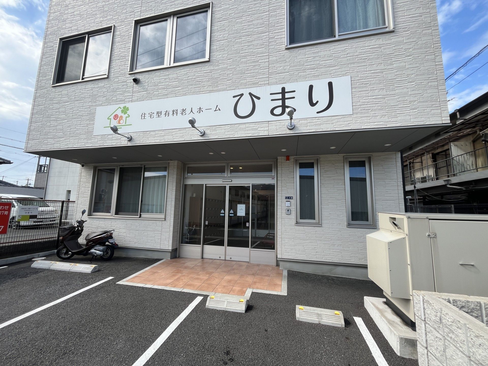 明るいエントランスの建物