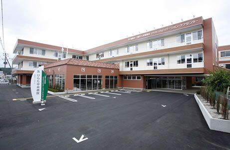 広々とした明るい施設外観