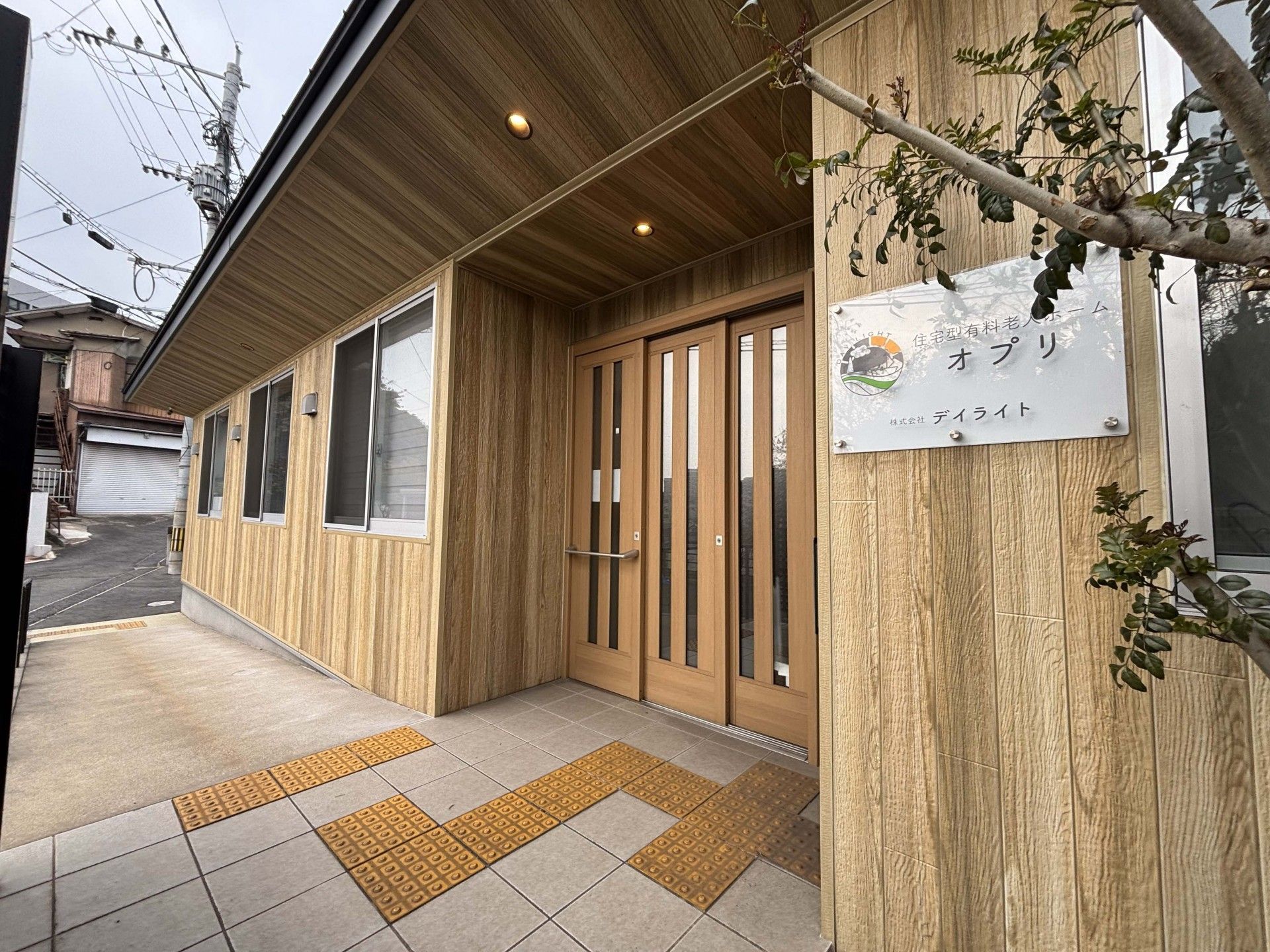 木目調の建物の入口