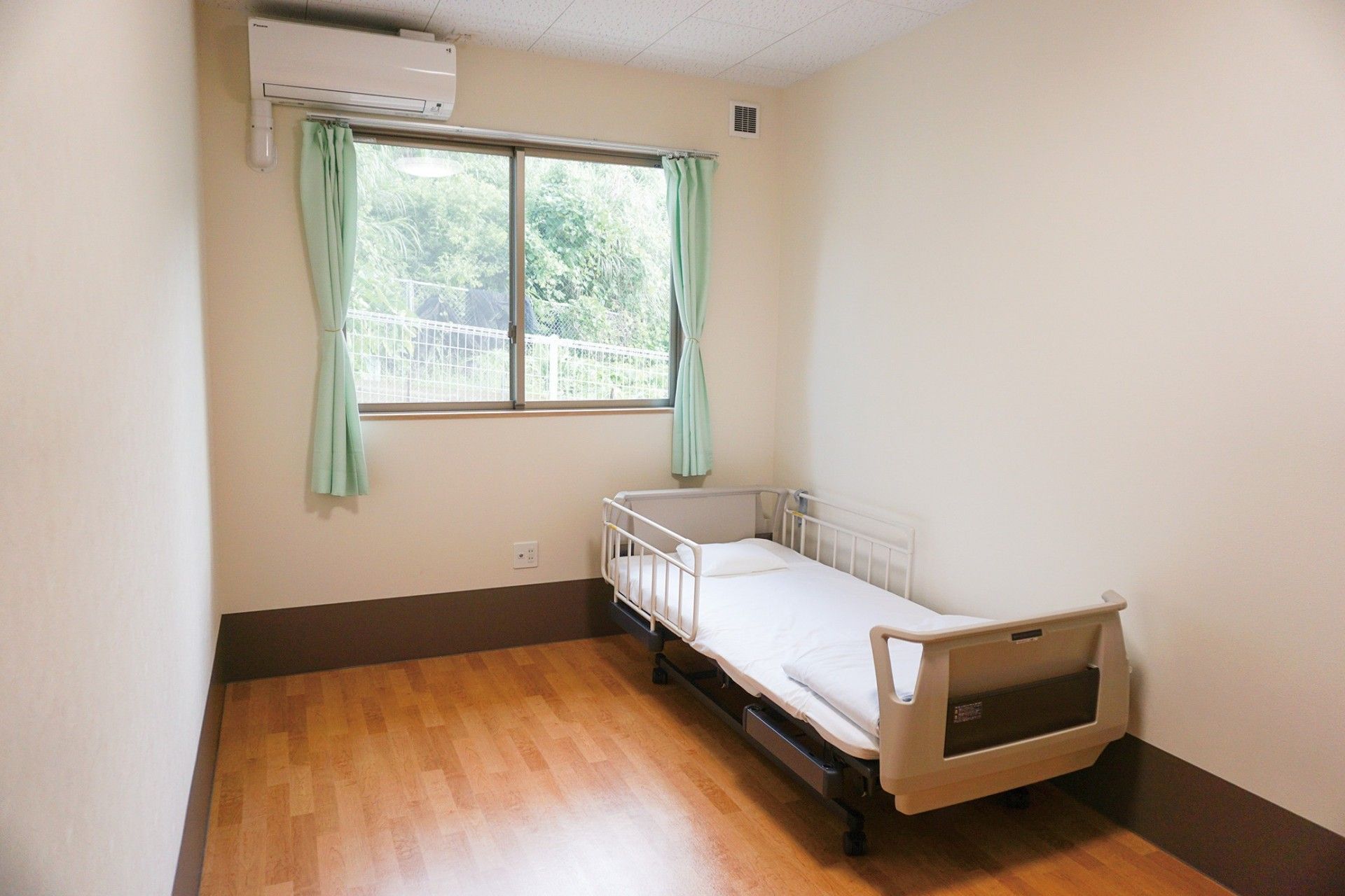 窓際のベッドとカーテン