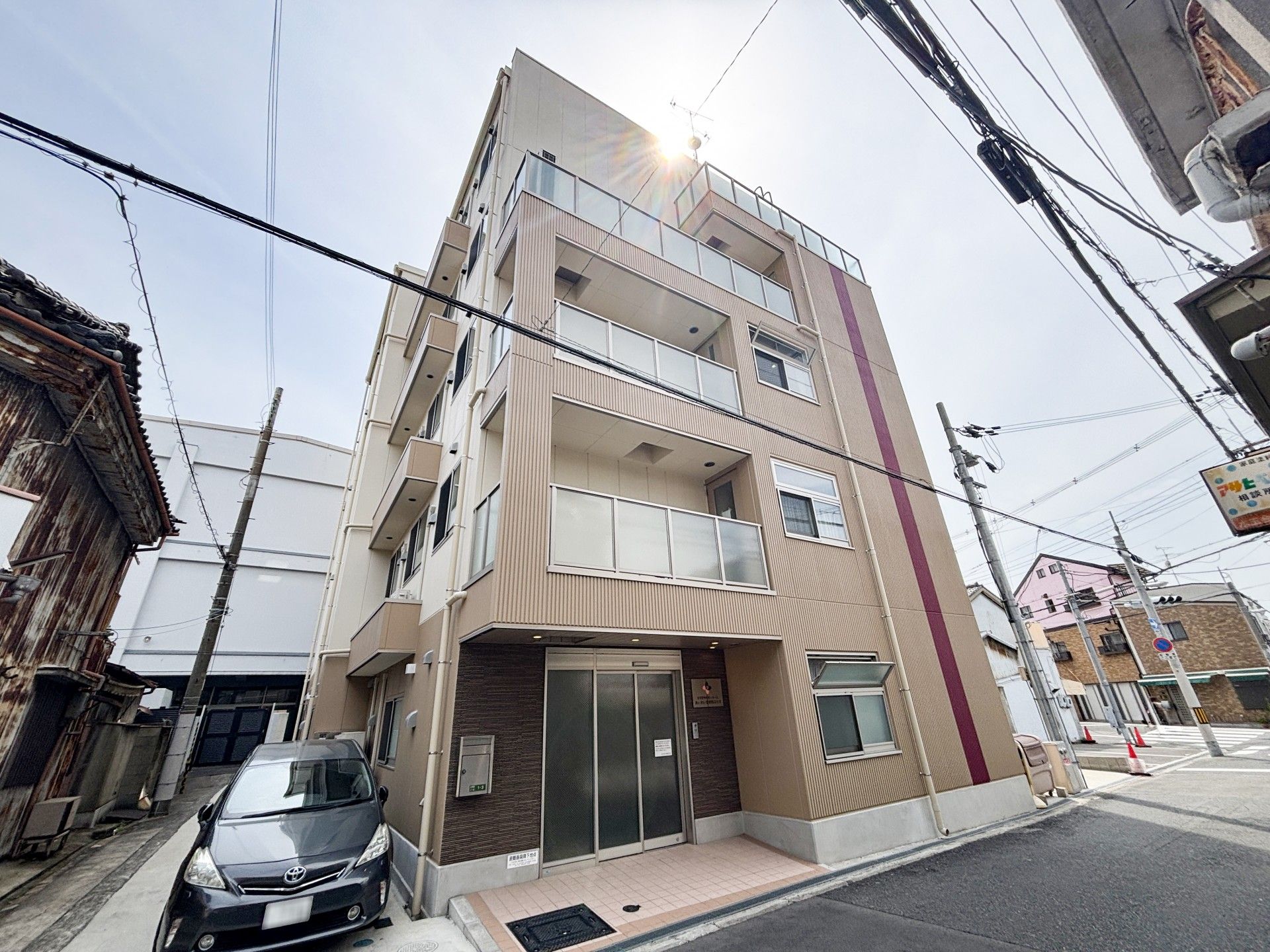 日差しが差し込む建物外観