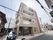 日差しが差し込む建物外観