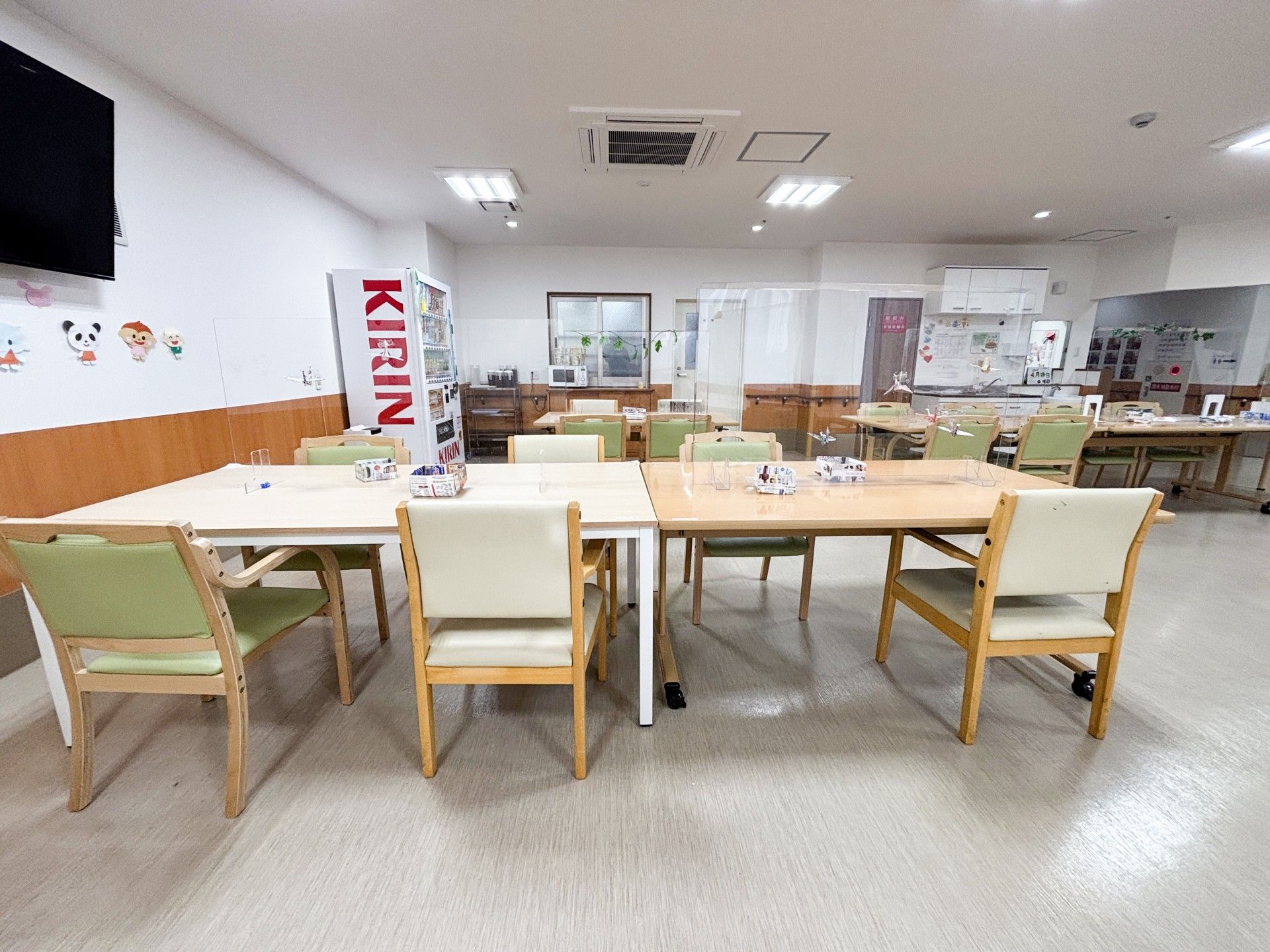 広いテーブルのある部屋