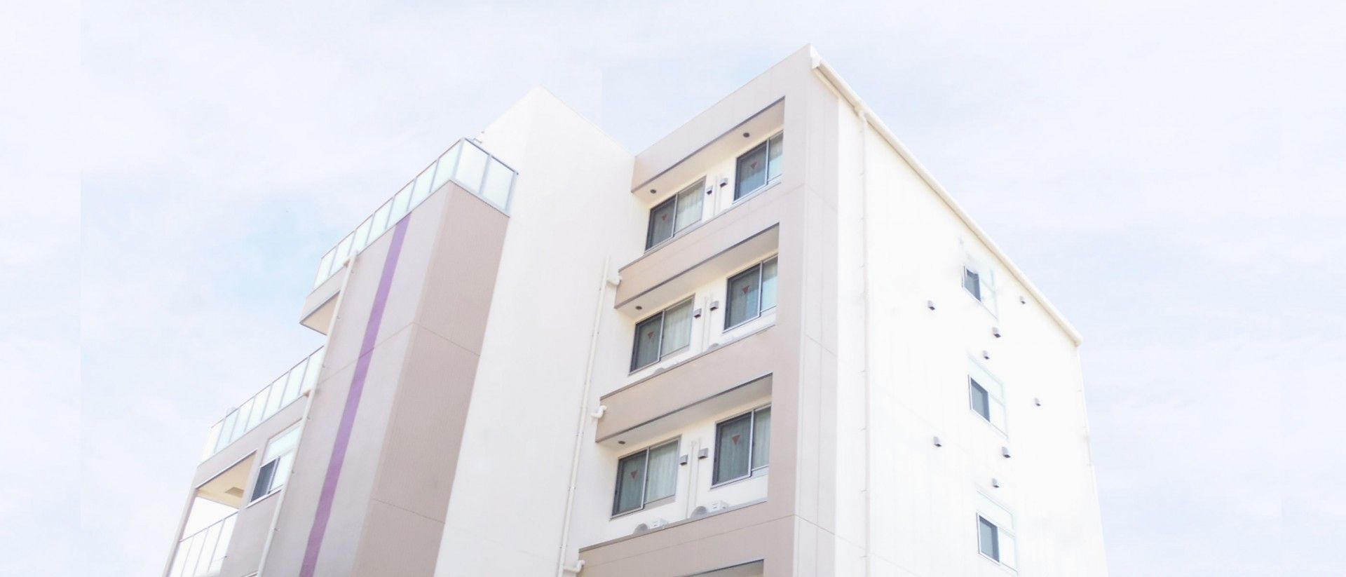明るい外観の建物
