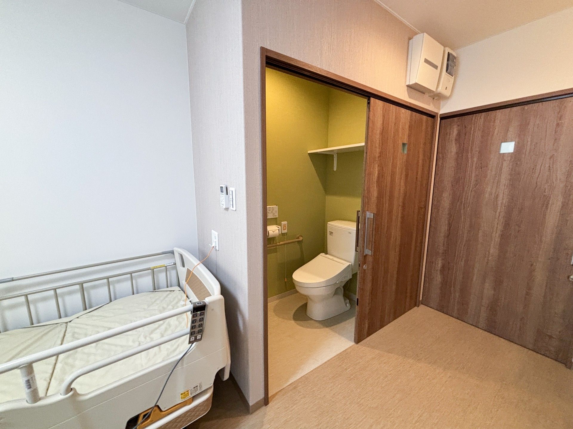 ベッドとトイレのある部屋