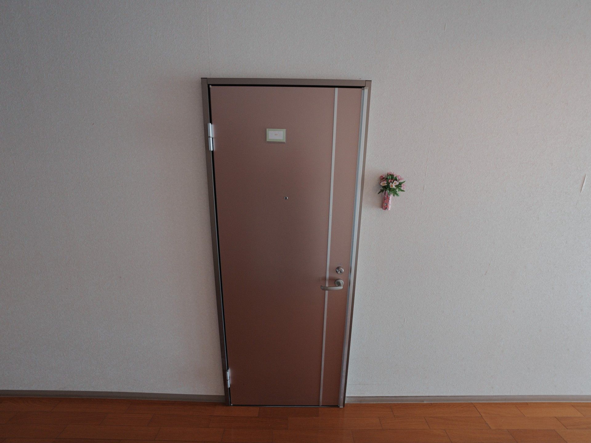 シンプルな扉の廊下