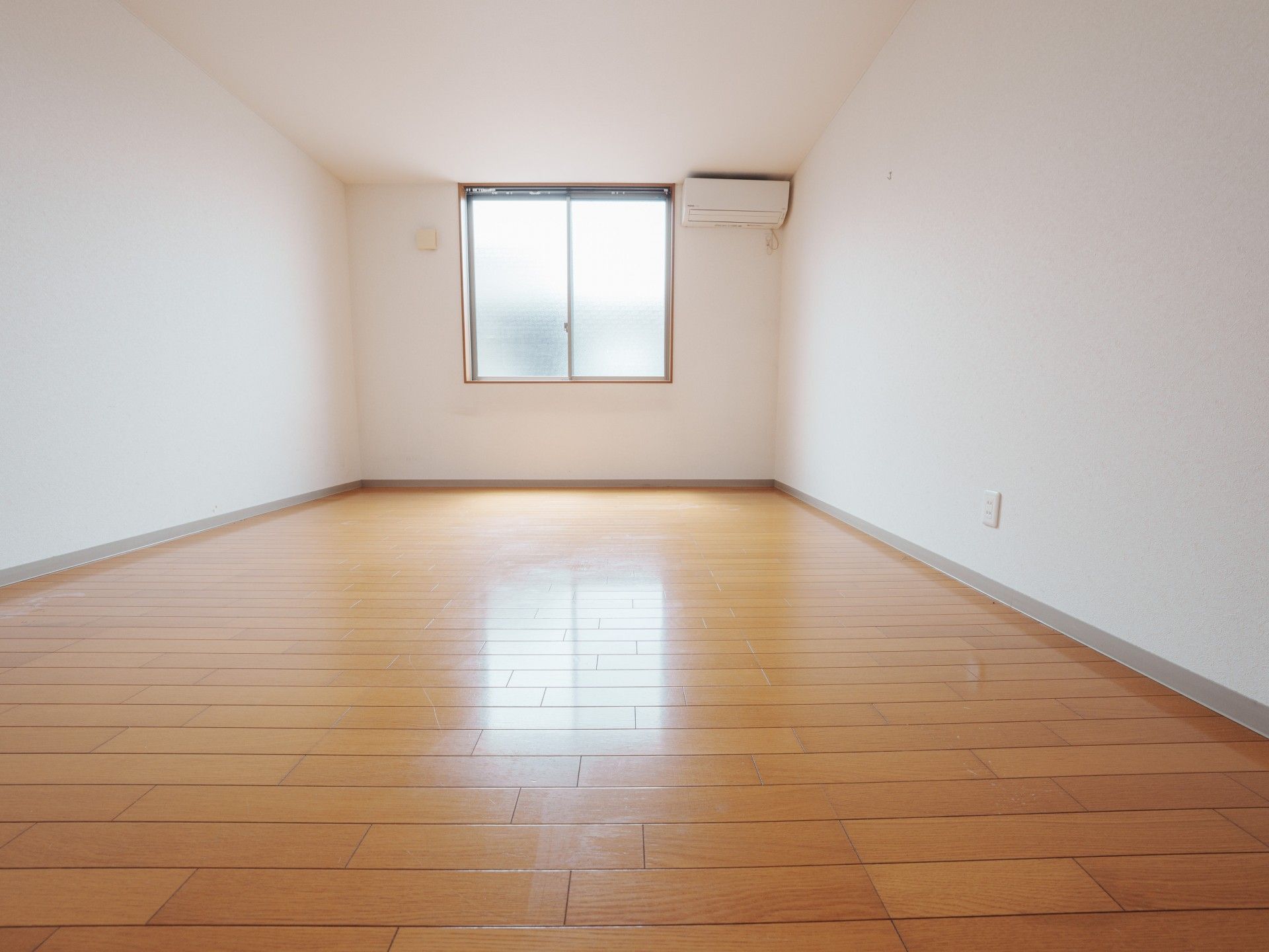 窓際の明るい部屋