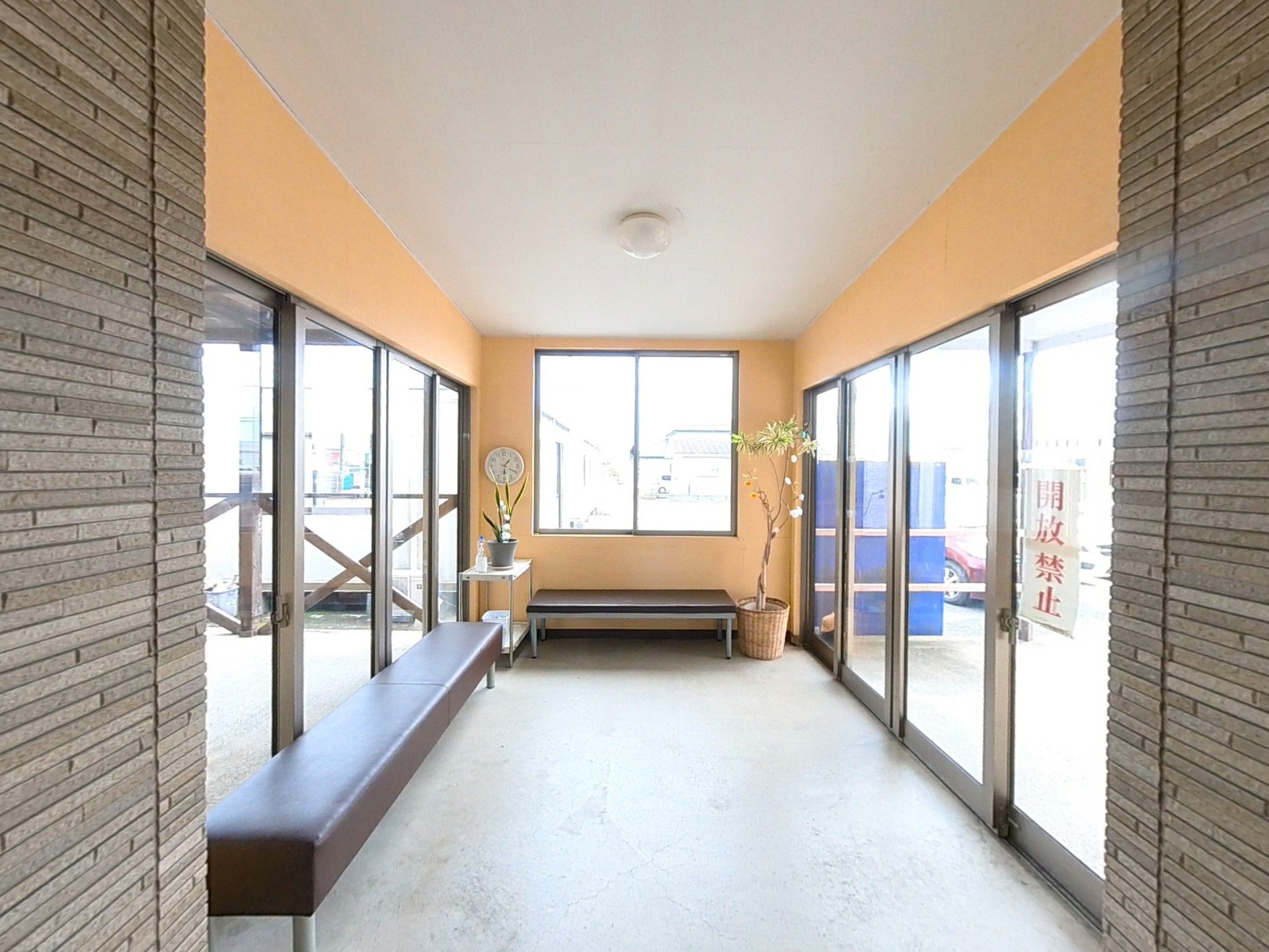 明るいエントランス