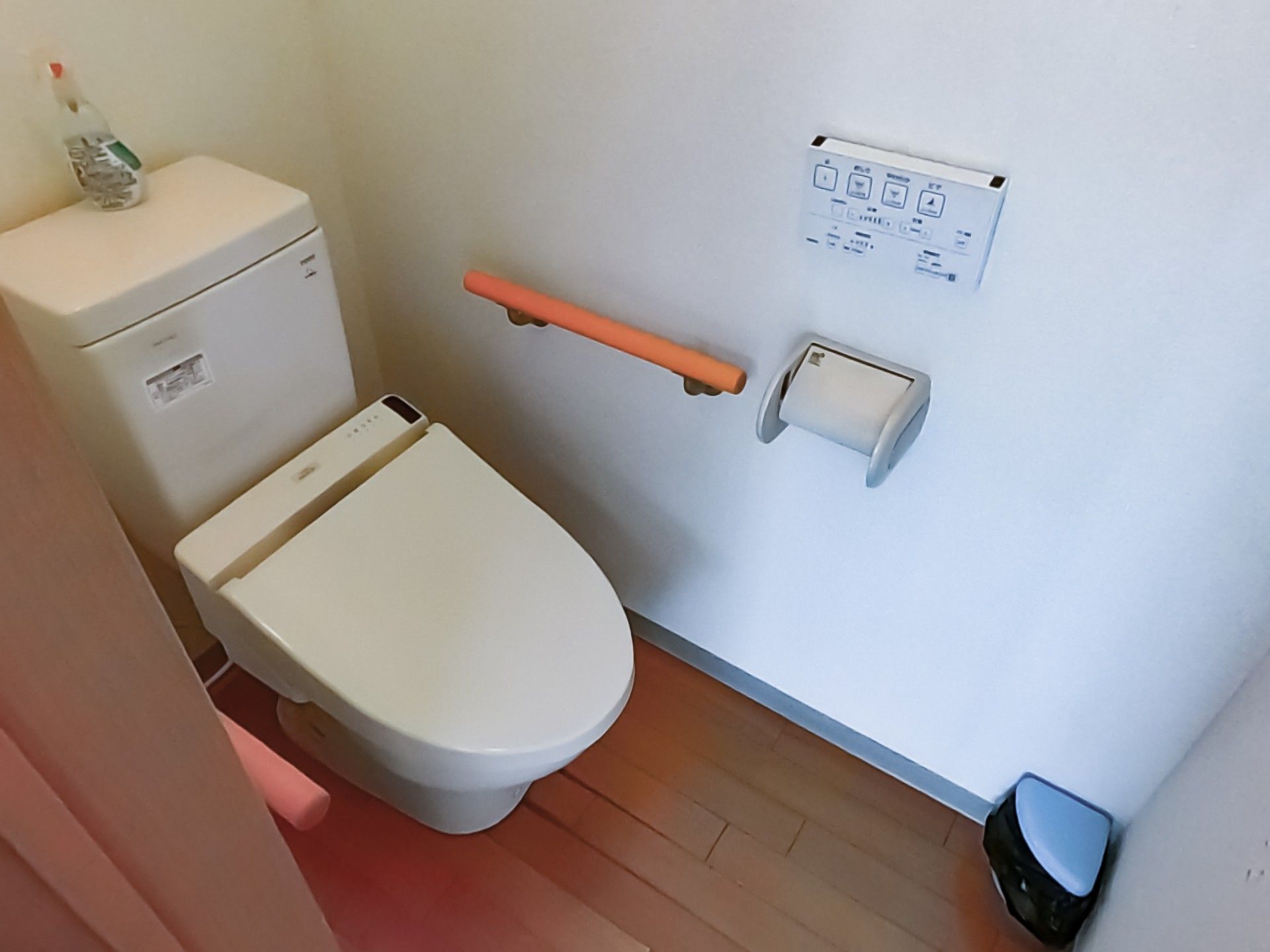 手すり付きのトイレ