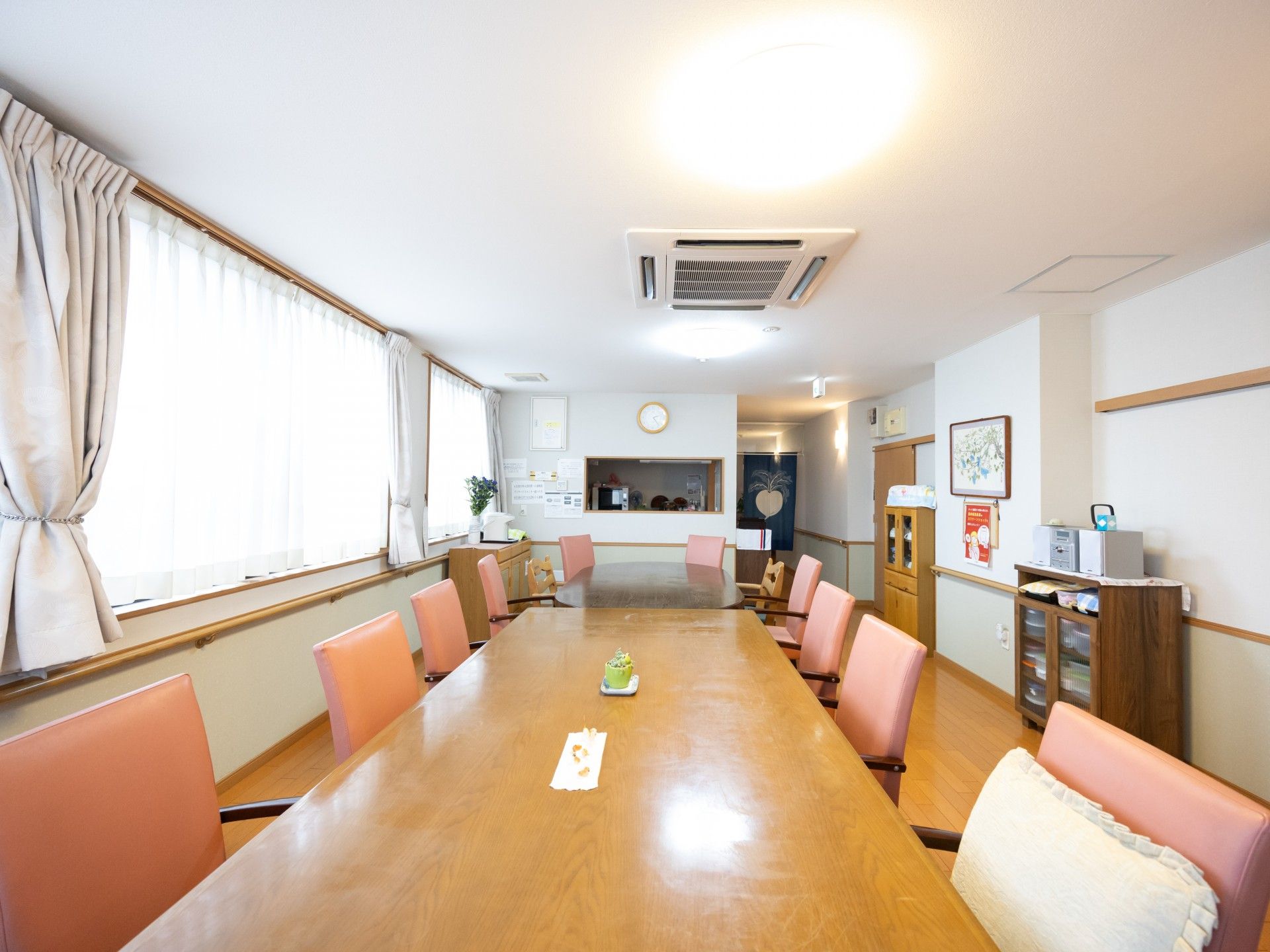 明るい食事スペース