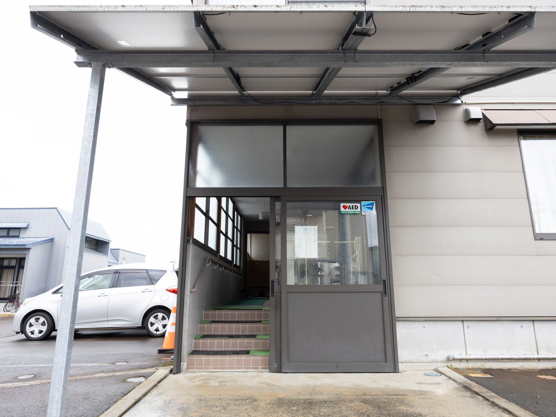 入口の階段とスロープ