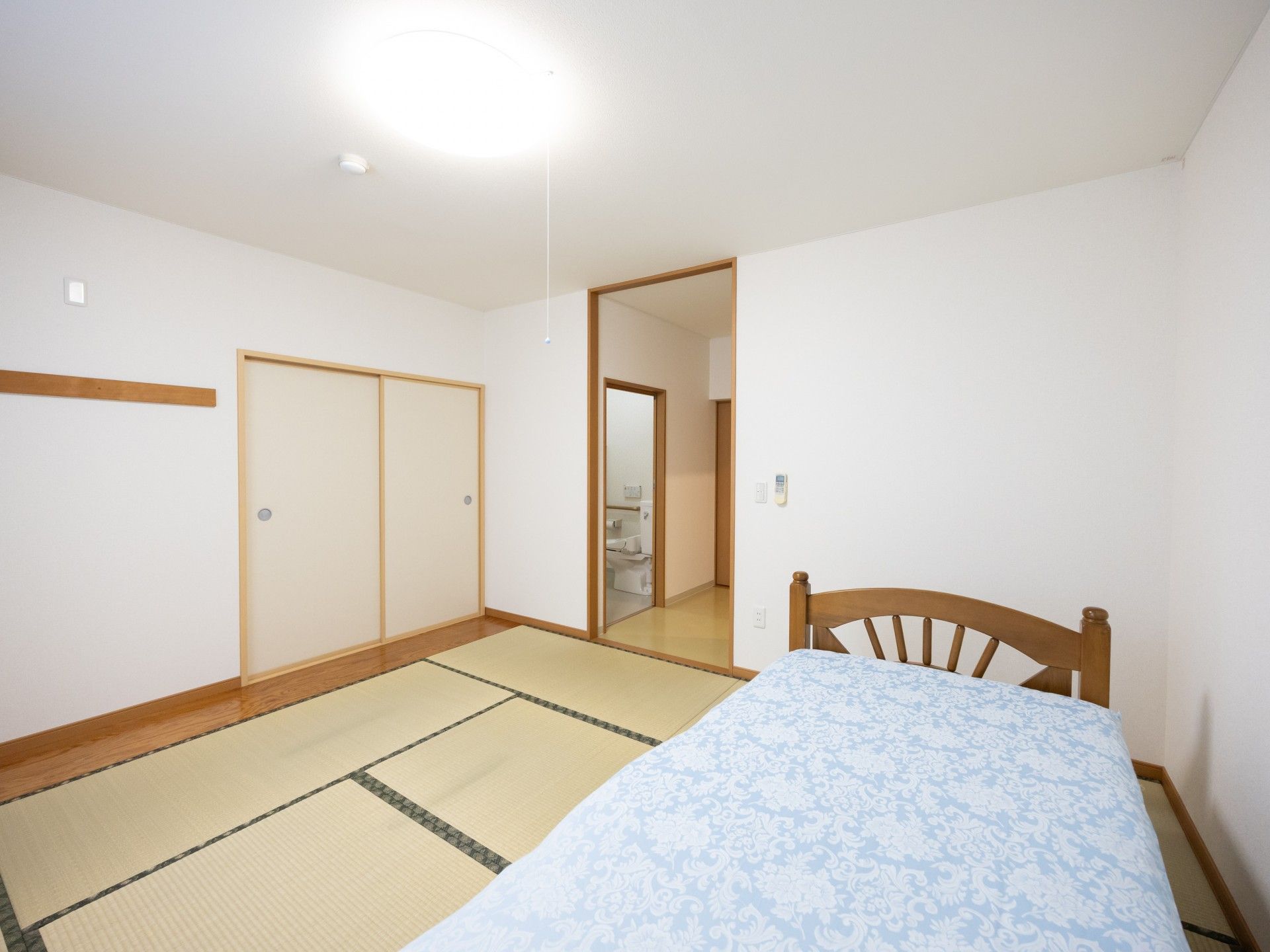 和室とベッドのある部屋