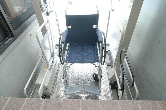 スロープリフト（車椅子用リフト）