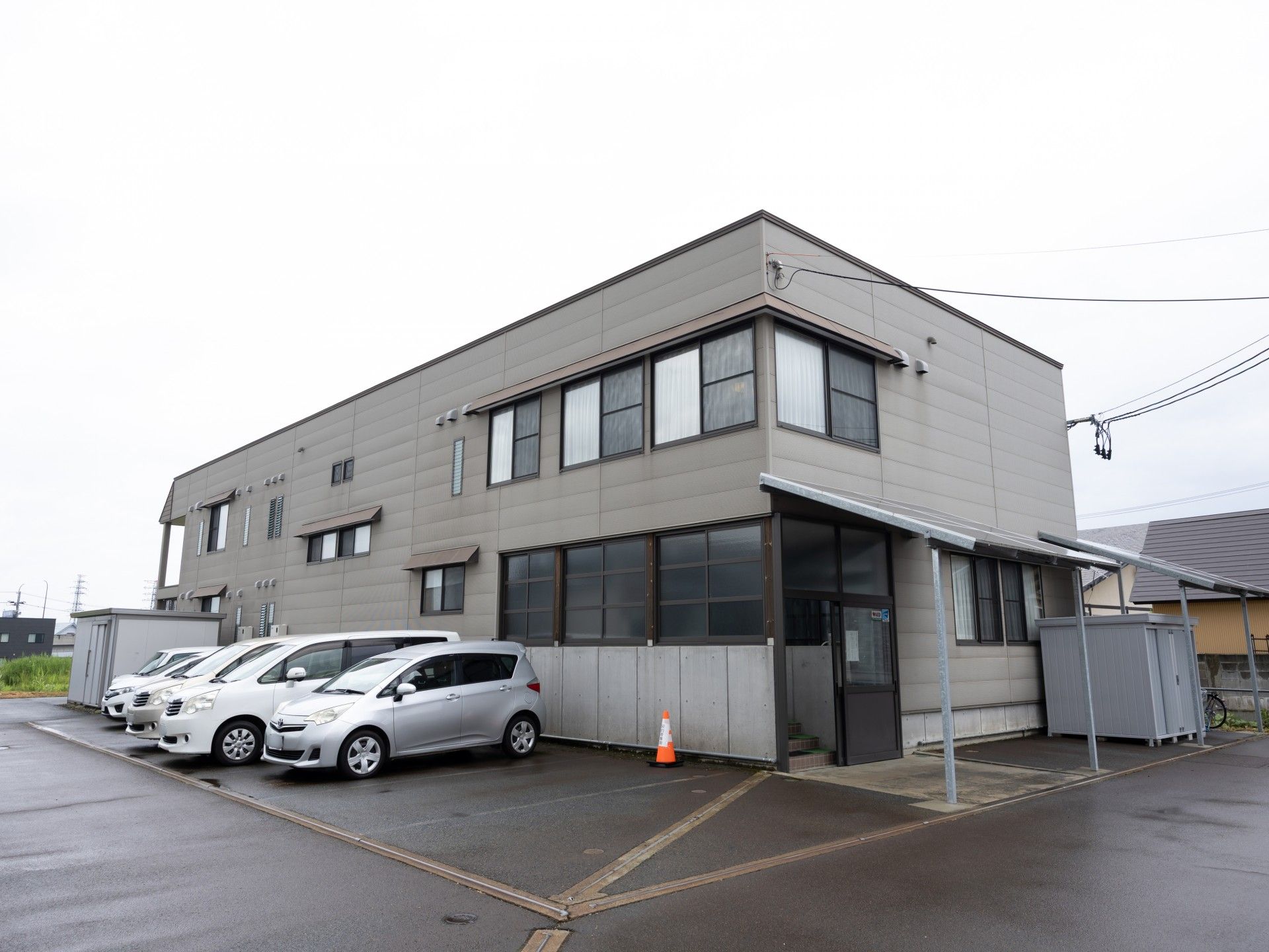 駐車場のある建物外観