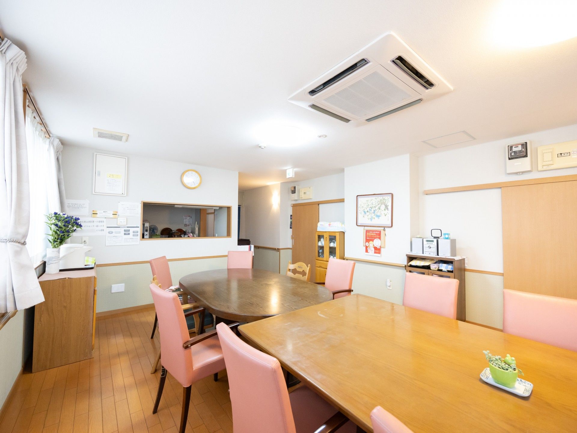 明るい食事スペース