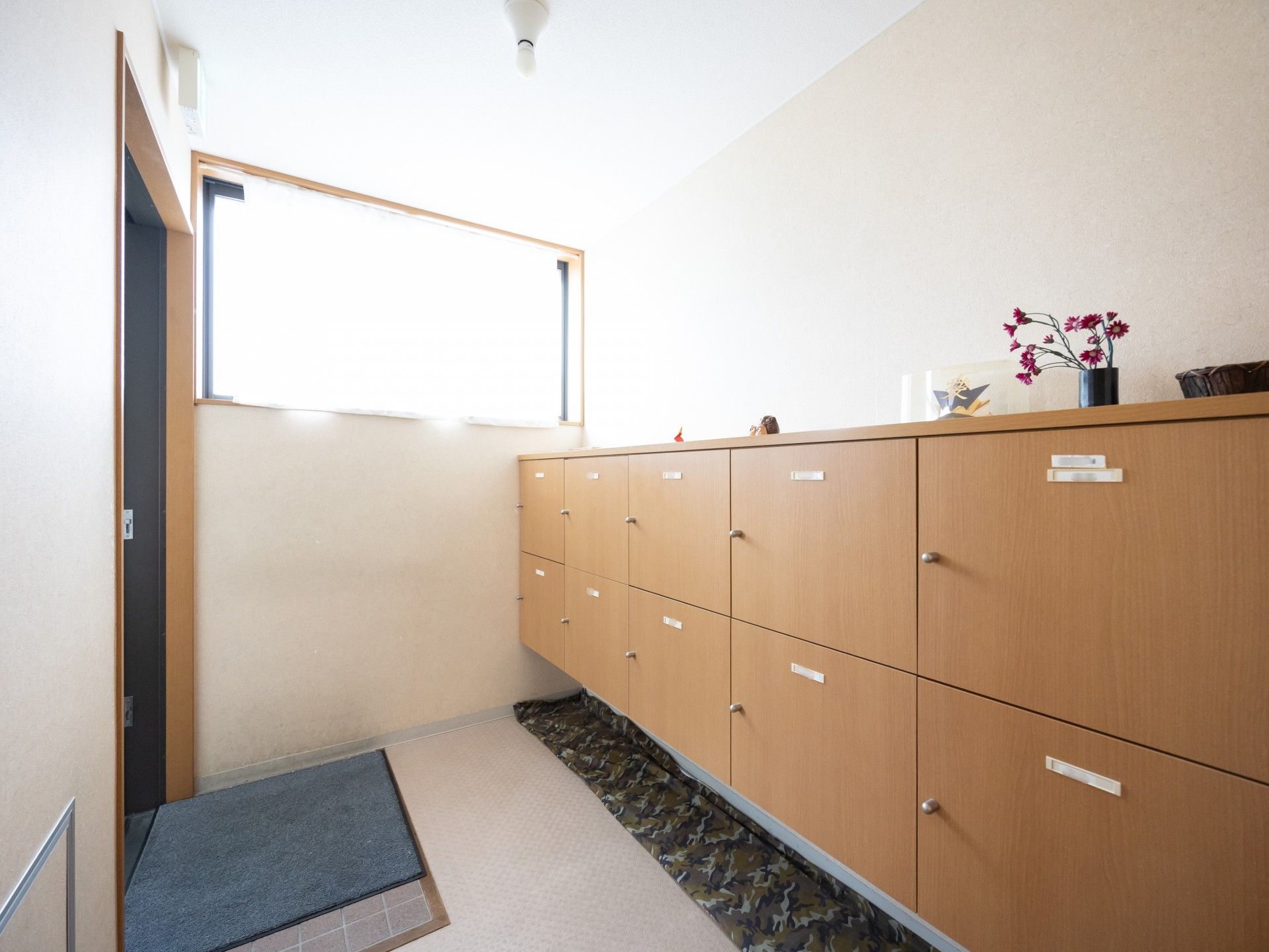 明るい玄関の収納スペース