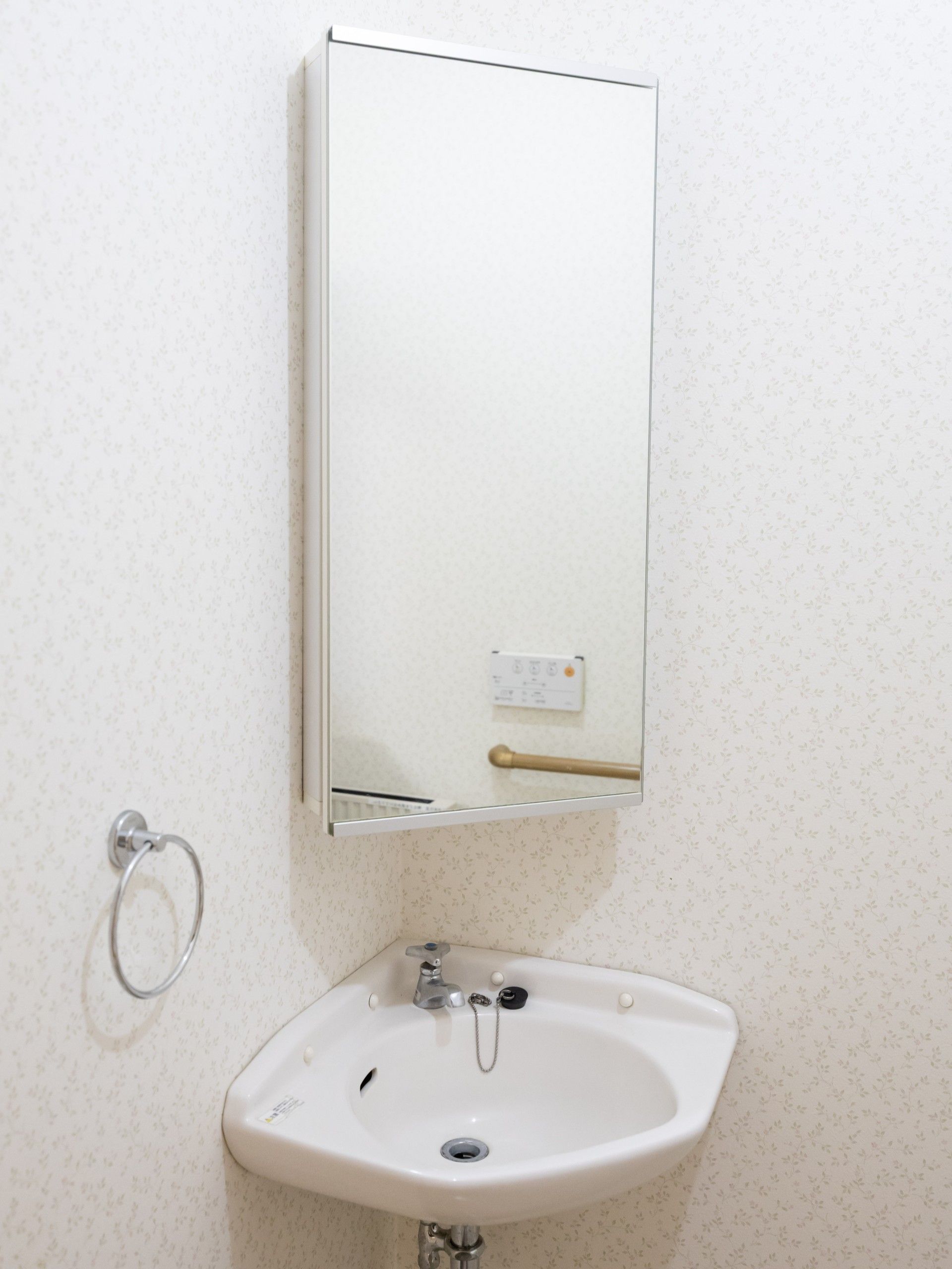 洗面台と鏡のある空間