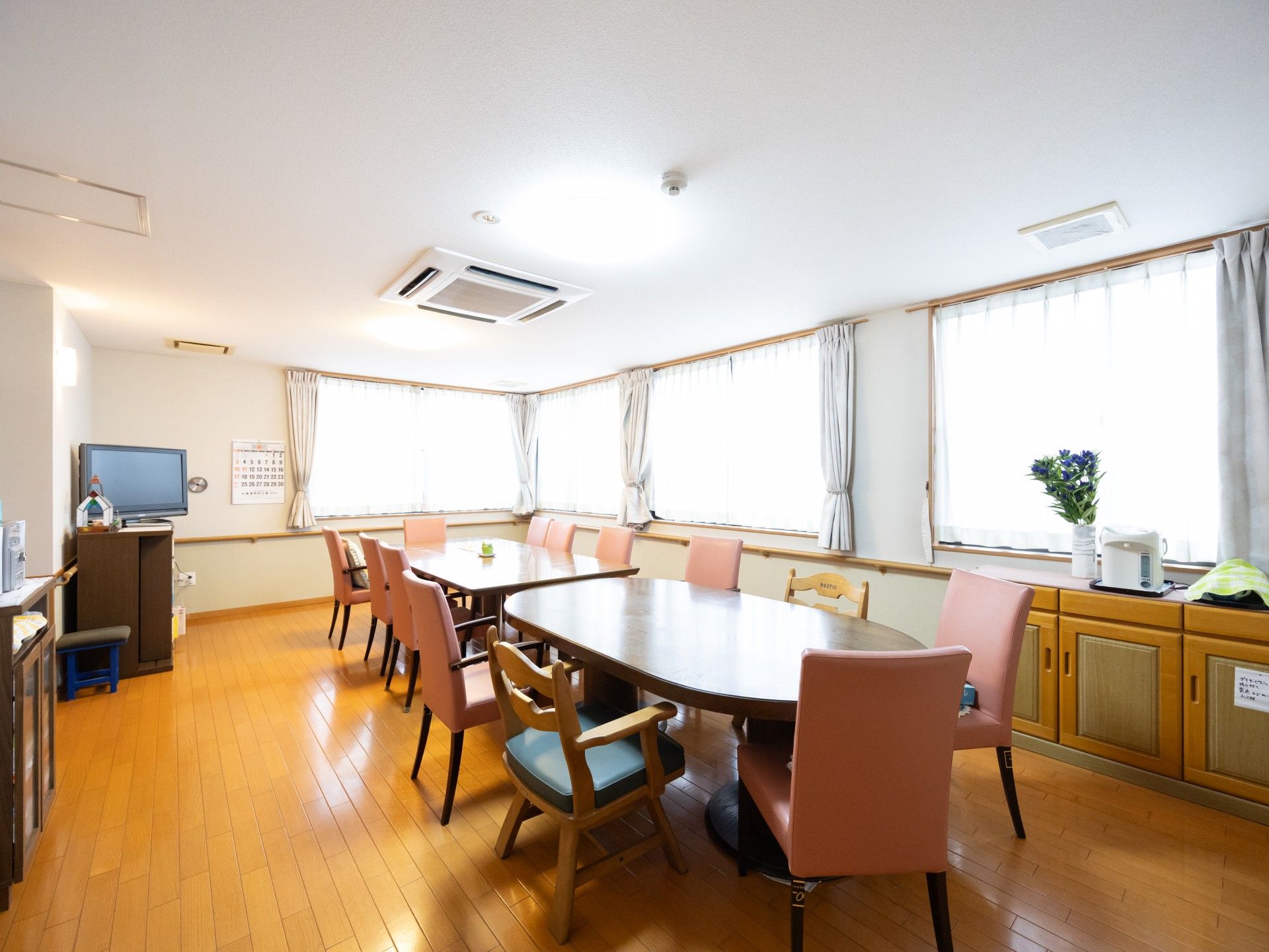 明るい食事スペース