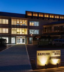 夜景に浮かぶ施設の外観
