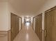 明るく広々とした廊下