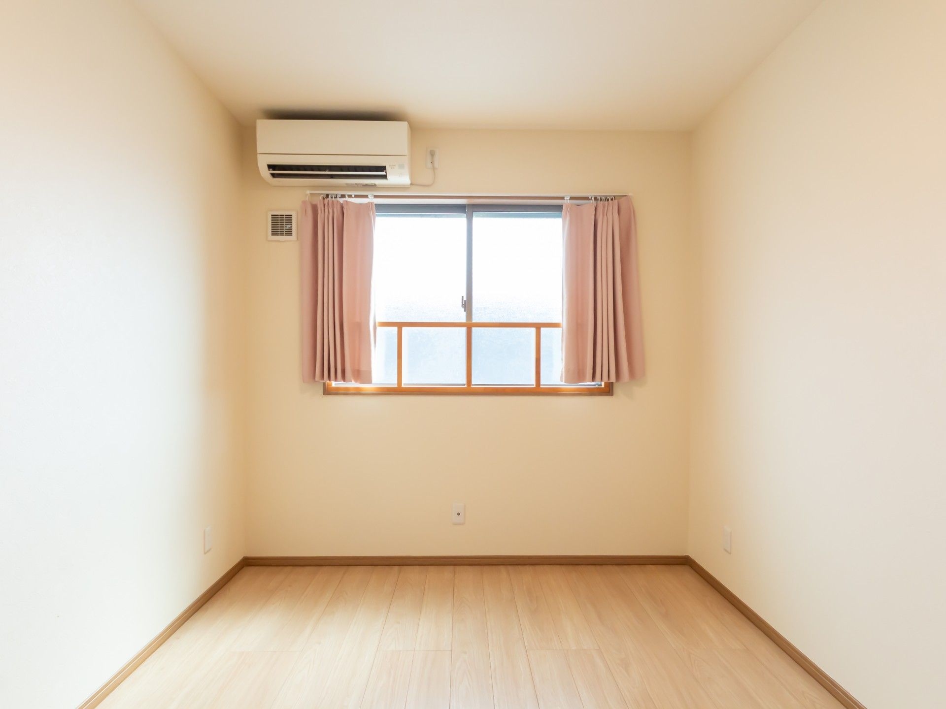窓とエアコンのある部屋