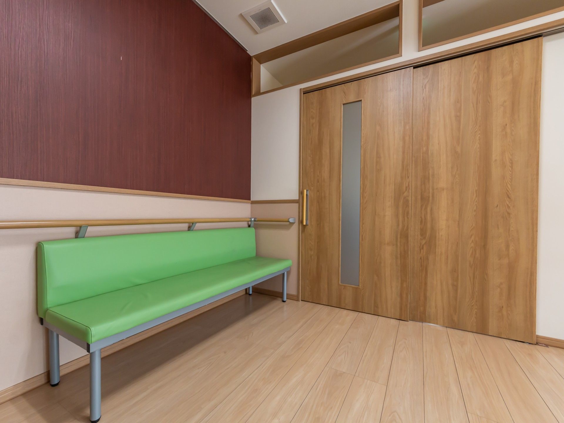 緑のベンチと木製の扉