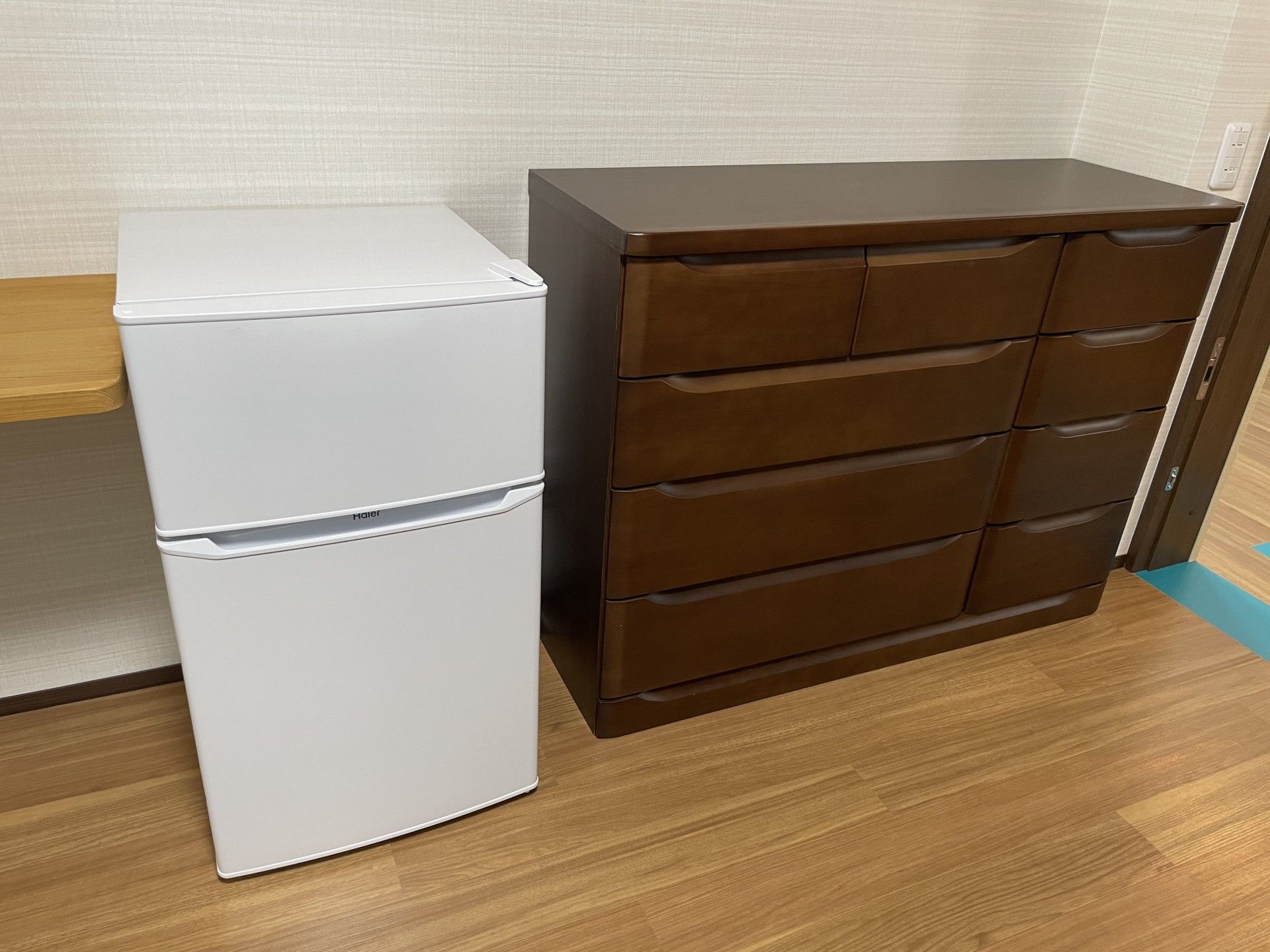 個室の冷蔵庫と収納家具