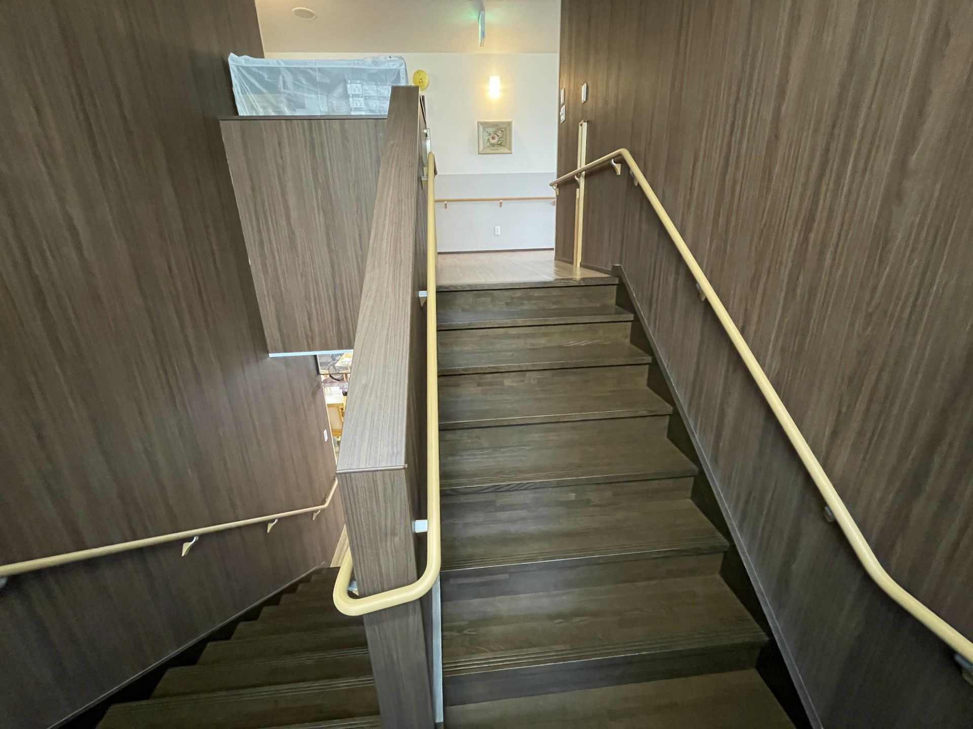 手すり付きの階段