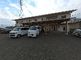 駐車場のある建物の外観