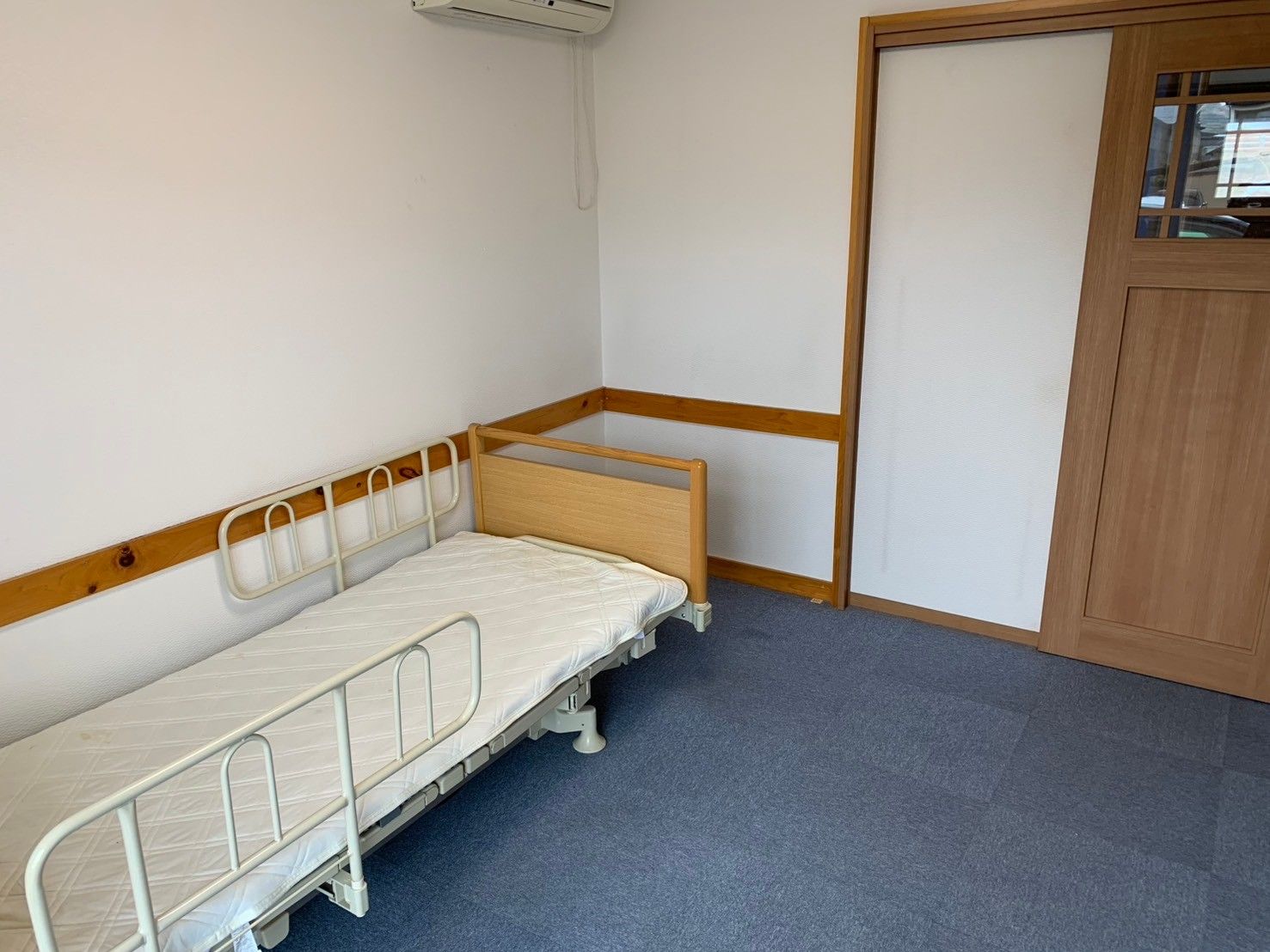 シンプルな個室の一角